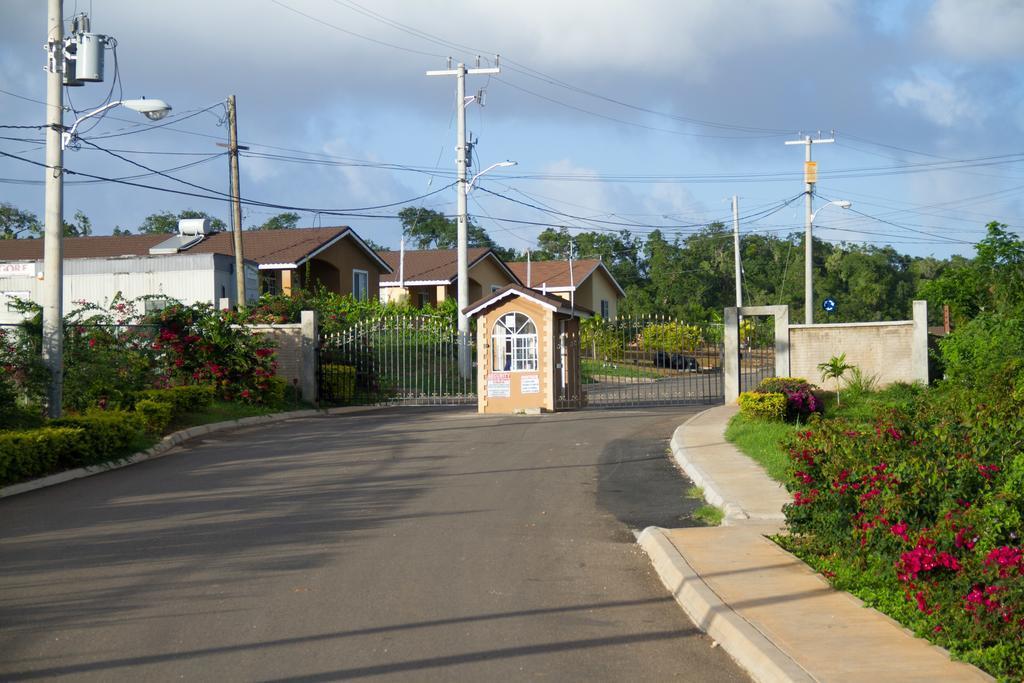 Cheerful 2-Bedroom Home In Falmouth Garden Exterior photo
